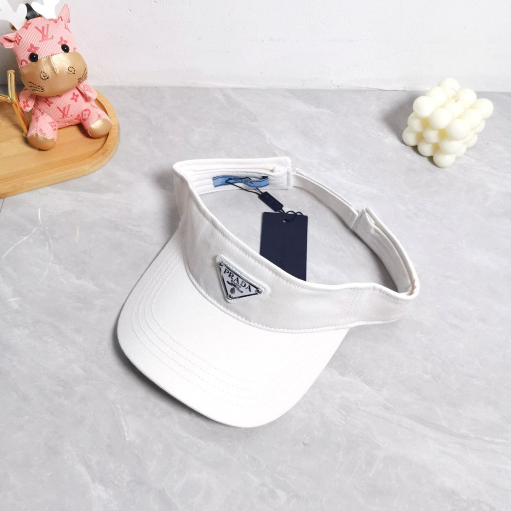 White nylon logo‑plaque visor with curved brim