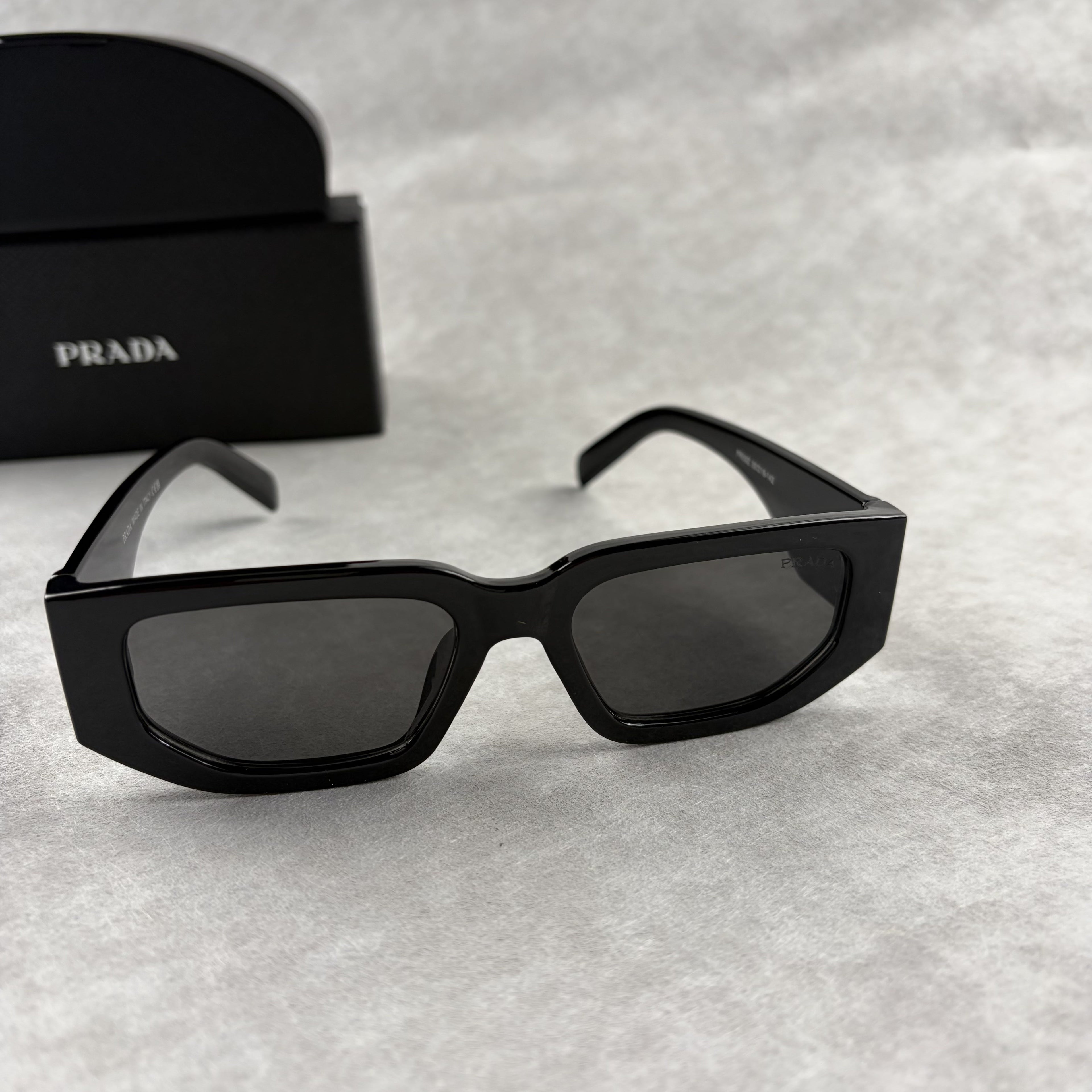 Modern Rectangular Sunglasses - Sleek UV Protection Eyewear
