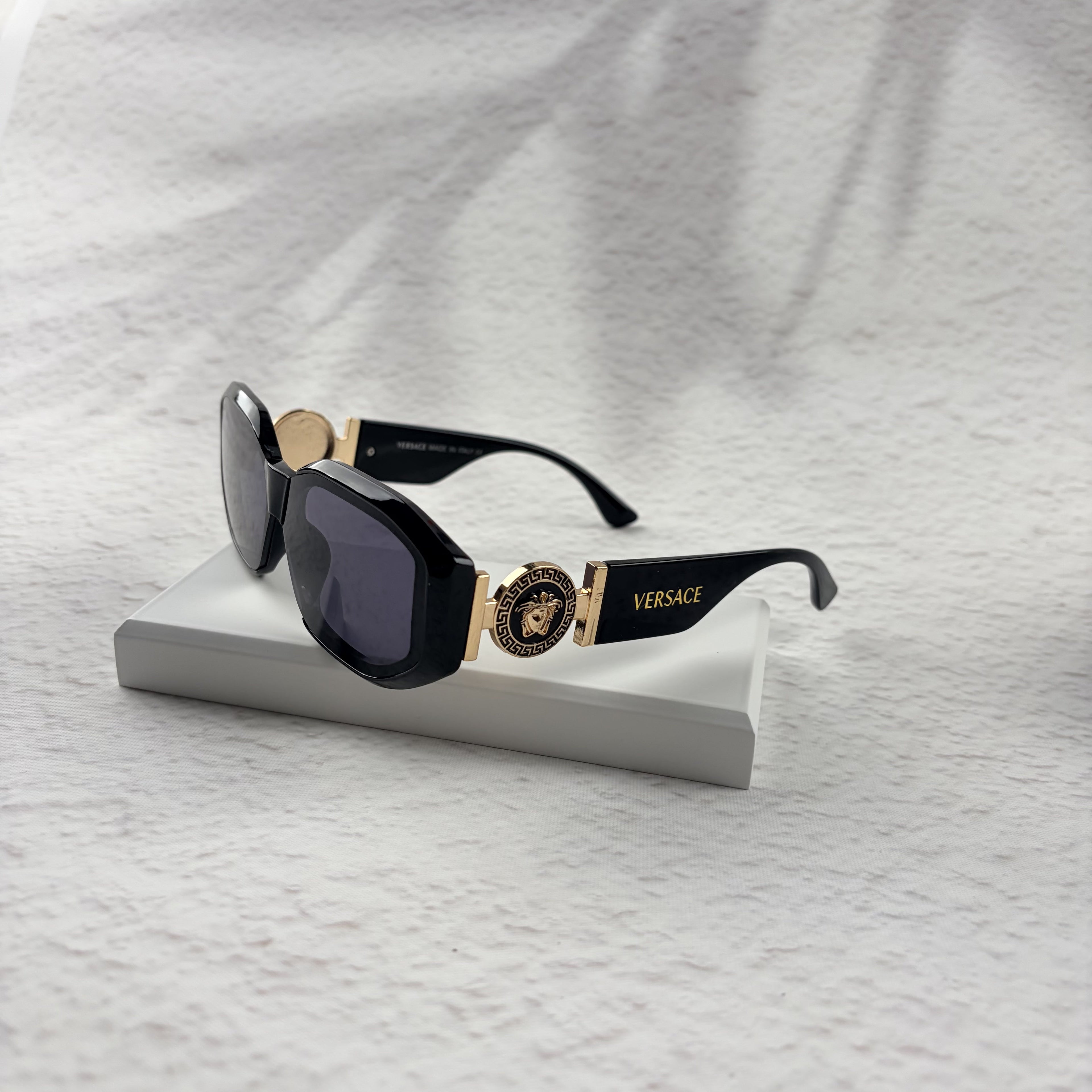 Classic Geometric Frame Sunglasses - Elegant Gold Accents UV Protection