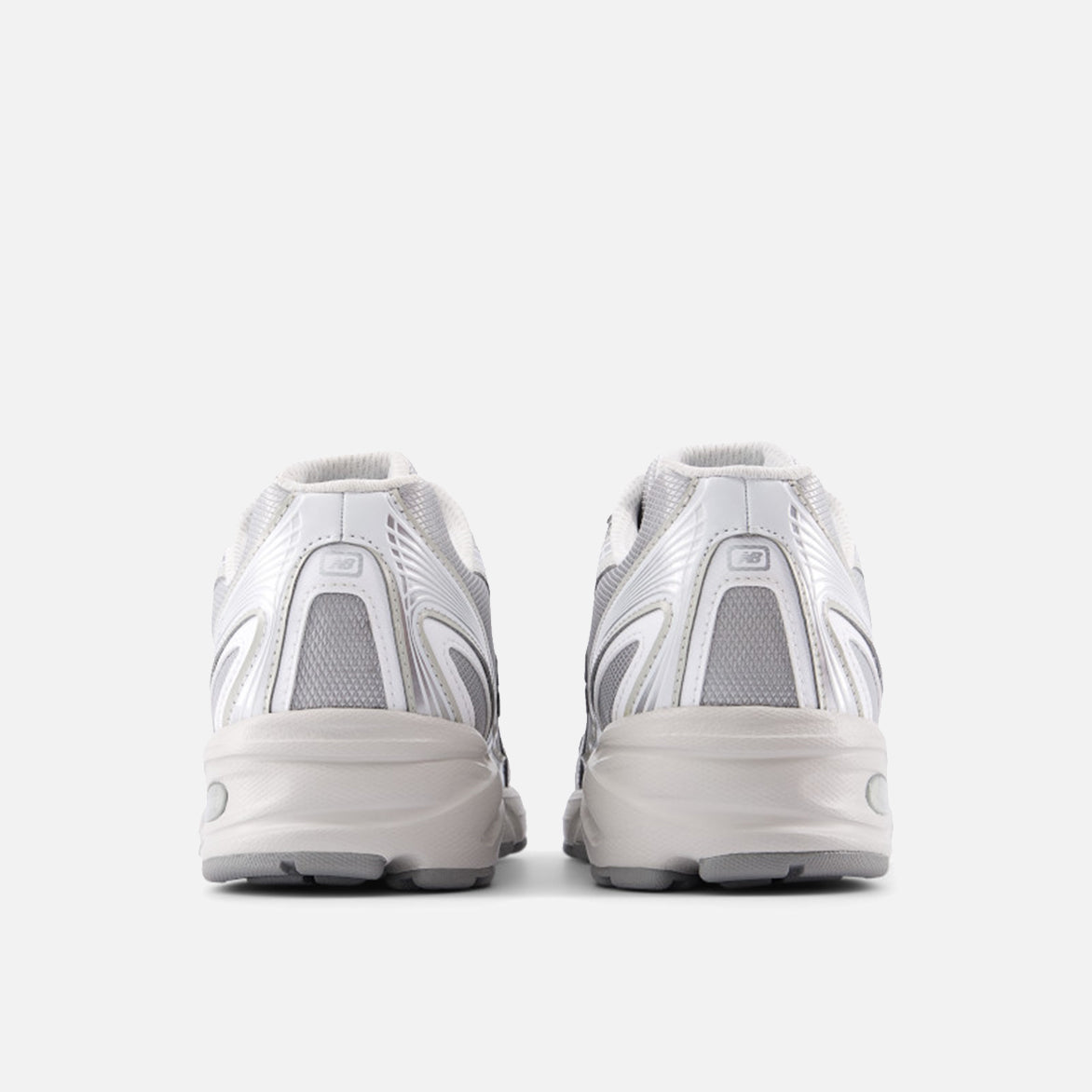 740 - METALLIC SILVER 877 C