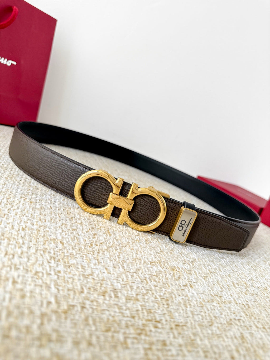 Timeless Elegance: Brown Leather Belt with Gold Accents
