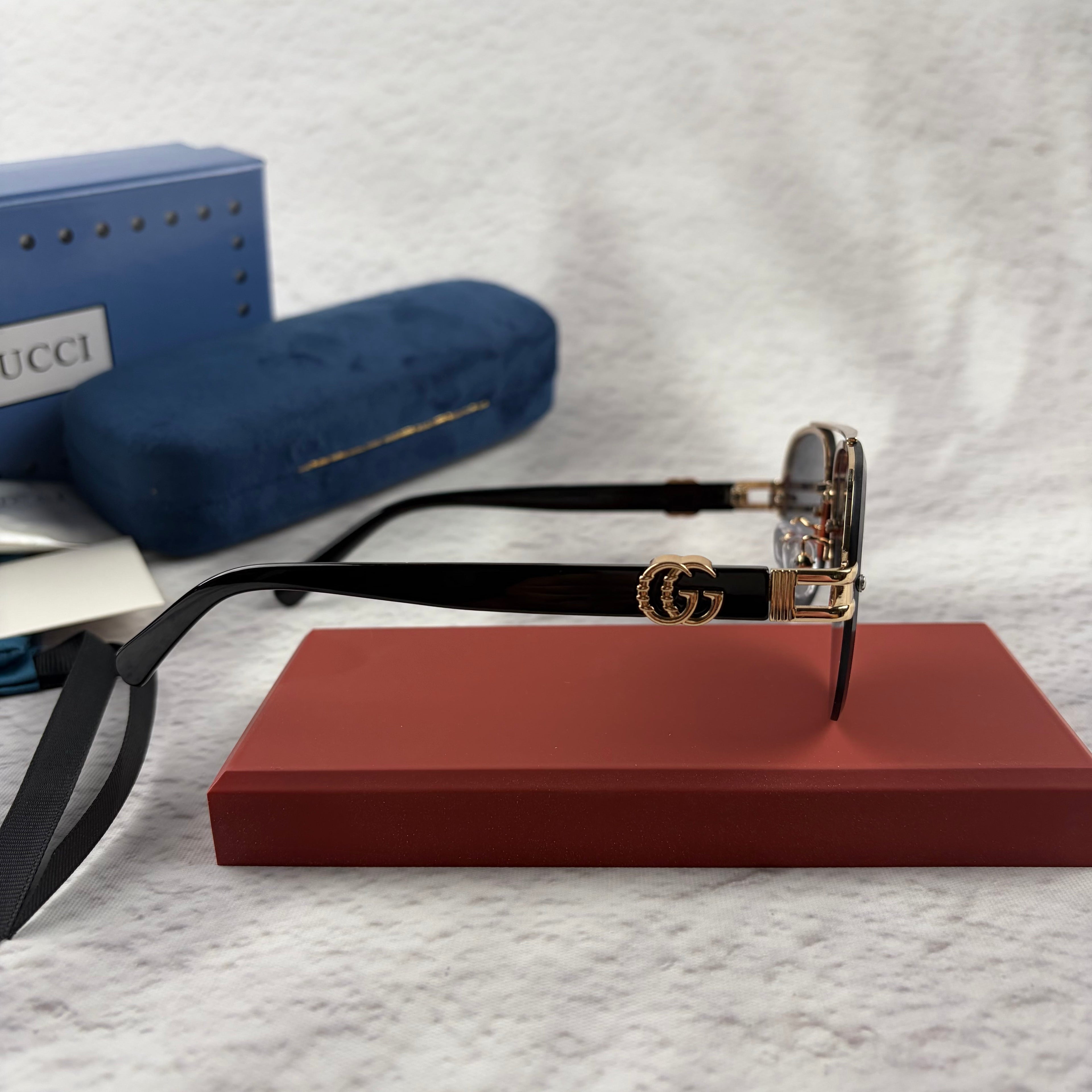 Modern Pilot Sunglasses with Gold Accents - UV400 Protection