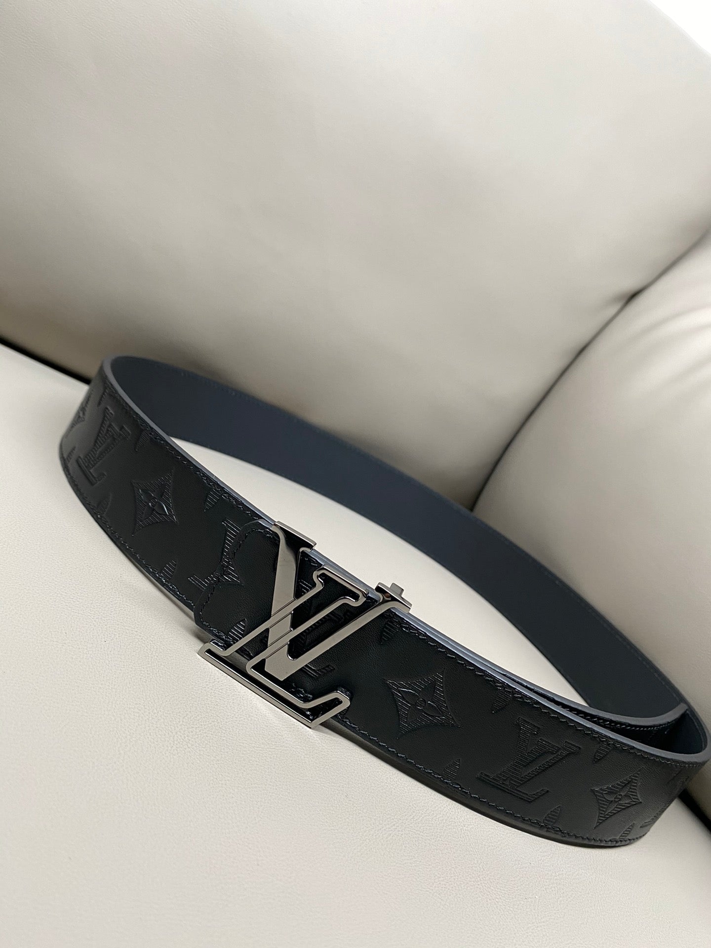 Premium Black Leather Belt – Tonal Embossed Detail & Sculpted Metal Buckle | 4.0cm Width